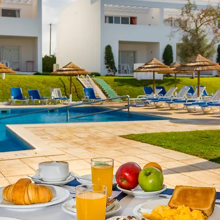 מלון דירות Pateo Village 3*